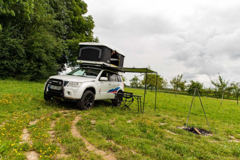 Suzuki Vitara mit Dachzelt