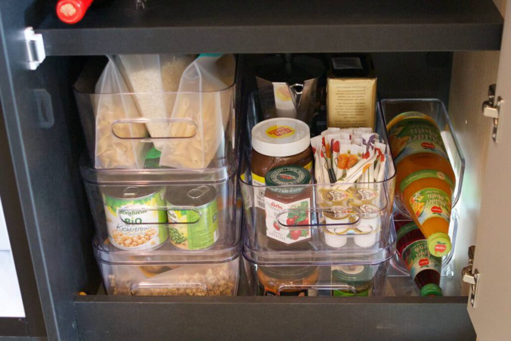 Gerade im Kühlschrank kann man sehr gut Ordnung halten, wenn man Organizersysteme nutzt. Hier sind es einfach Kisten.