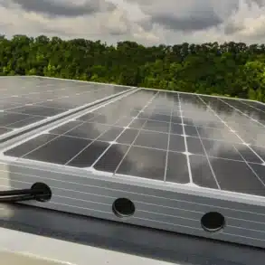 Neues TÜV-Merkblatt zum Thema Solaranlagen für Camper