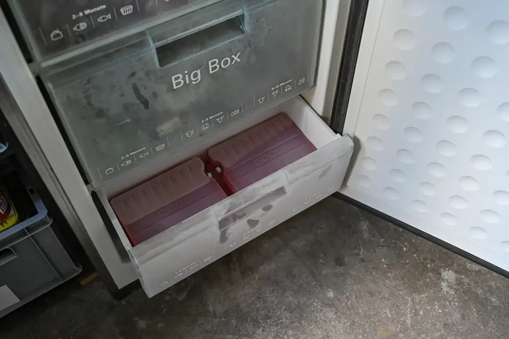 Qool-Kühlakkus in Tiefkühlschrank.