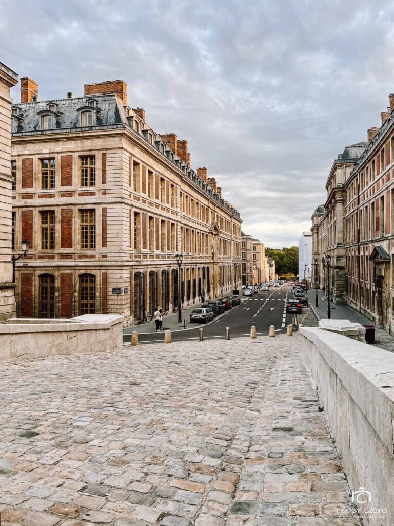 Paris und Versailles mit dem Van auf einem Roadtrip entdecken, im Bild: die Straßen von Versailles