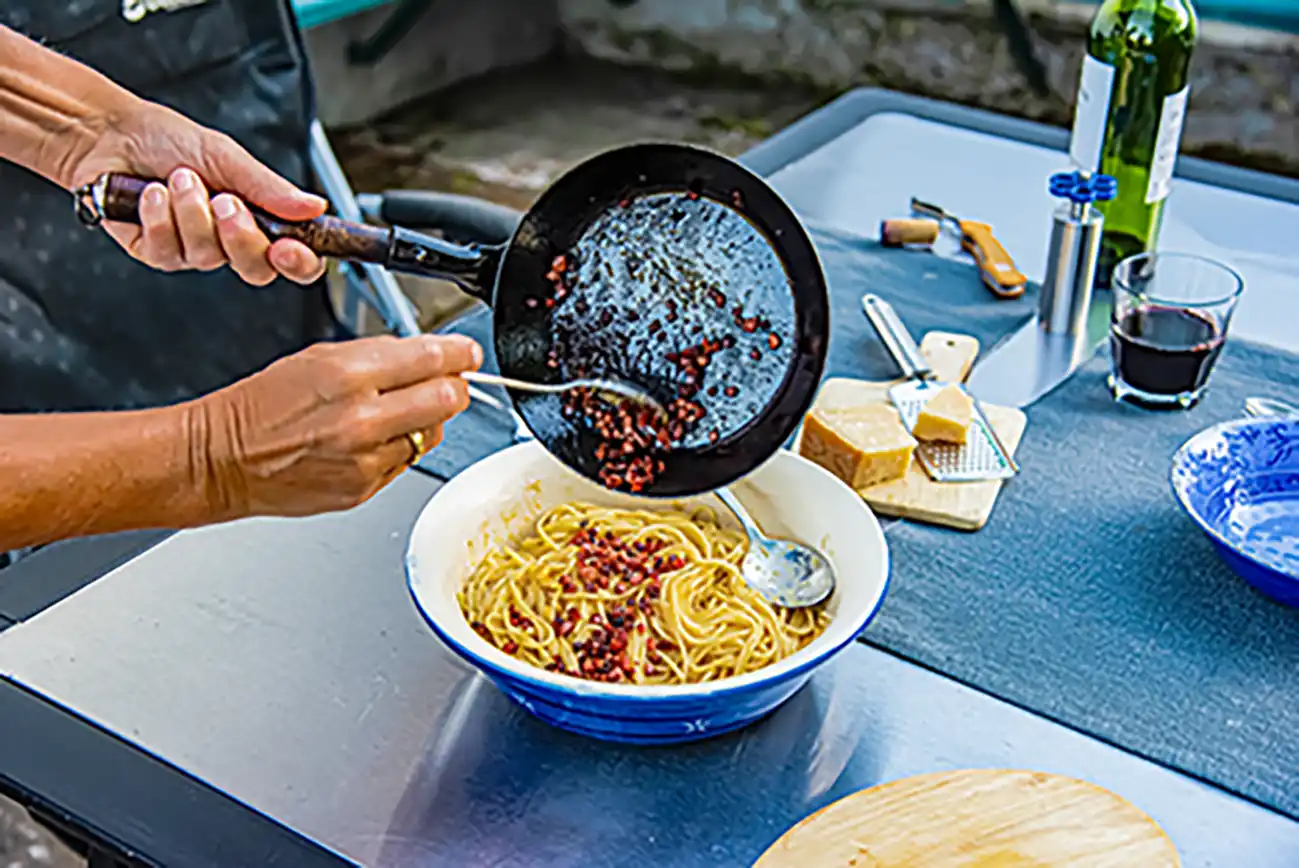 Spaghetti Carbonara mit Ei, Pfeffer, Parmesan und Speck – Originalrezept