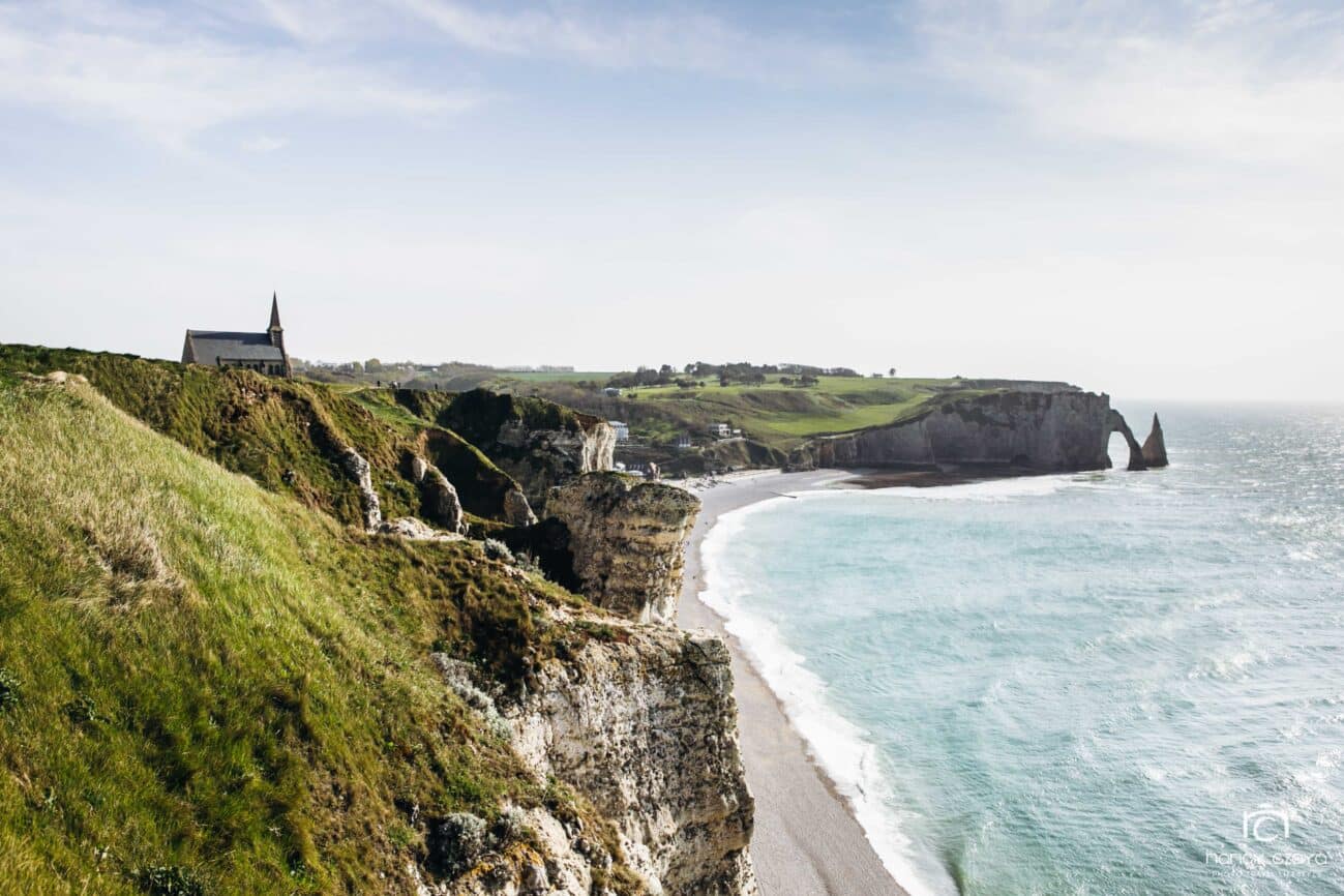 Wanderweg entlang der Küste währned eines Ausflug nach Étretat in die Normandie