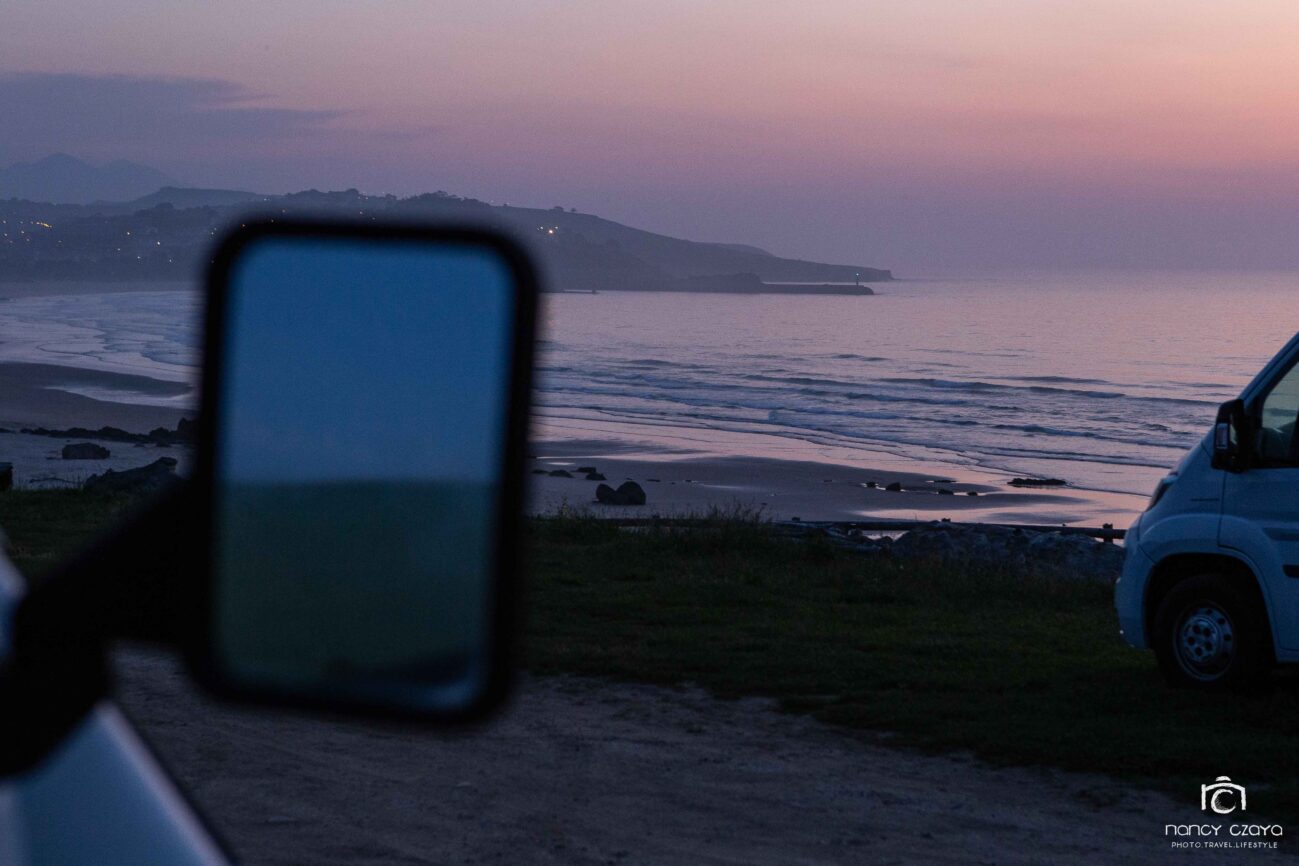 Wohin mit dem Autoschlüssel beim Surfen? Sonnenuntergang am Meer