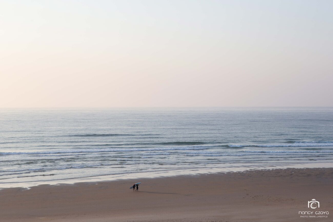 Vanlife und Surfen, Surfer am Strand, Blick aufs Meer