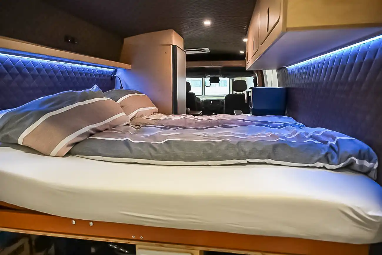 Quer eingebaute Betten im Campervan