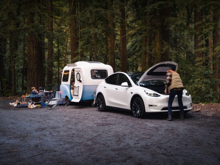 Tesla mit Wohnwagen - Elektroauto und Wohnwagen zum campen