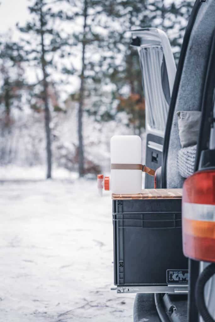 Wasserkanister im Campervan im Winter.