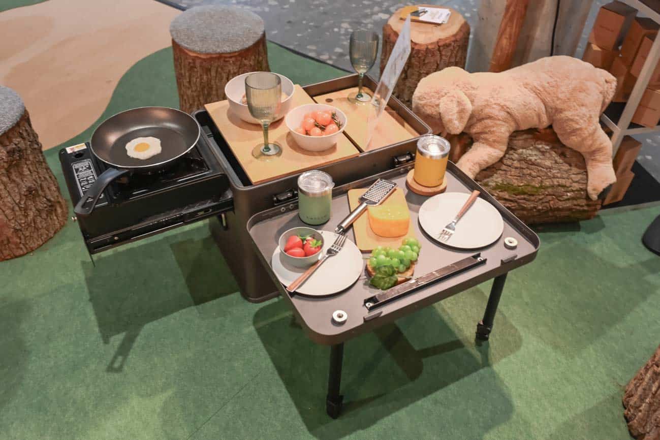 Pranktische Camping-Küchenbox von Layzee, bei der der Deckel als Tisch genutzt werden kann.