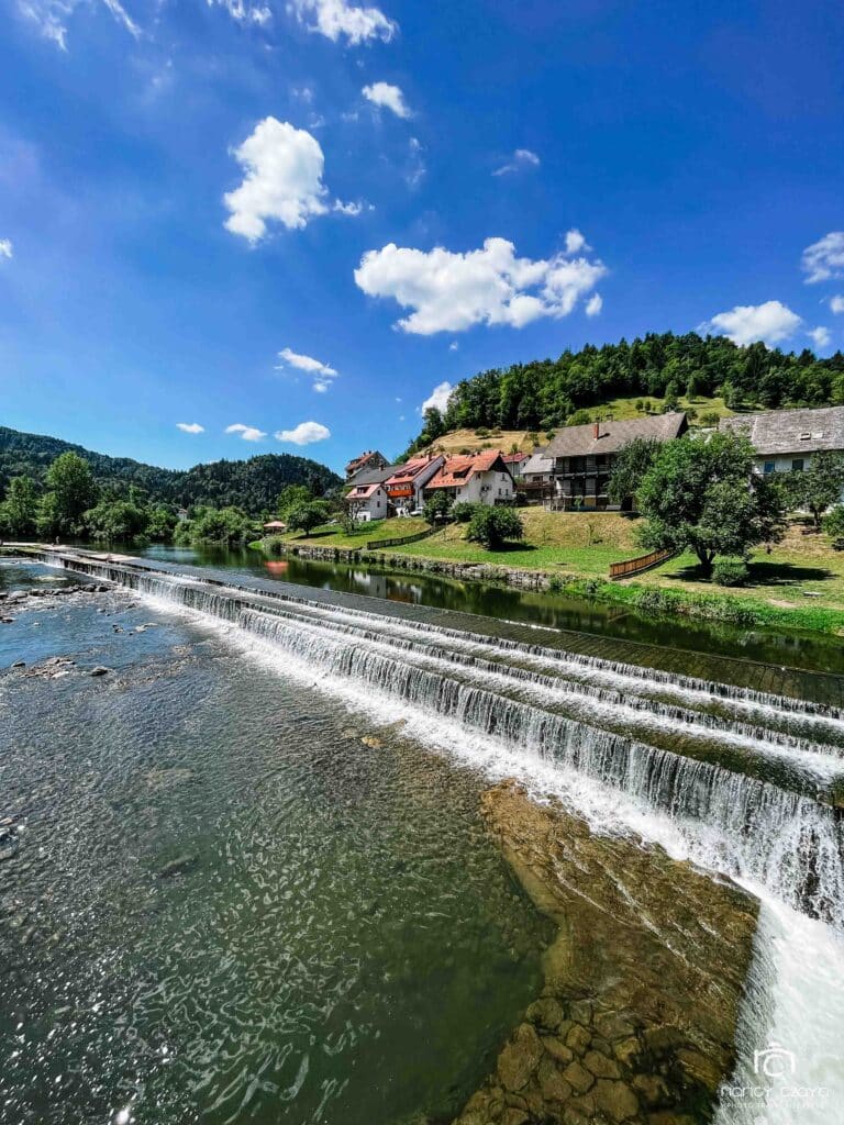 Roadtrip durch Slowenien: Parken neben einem Fluss
