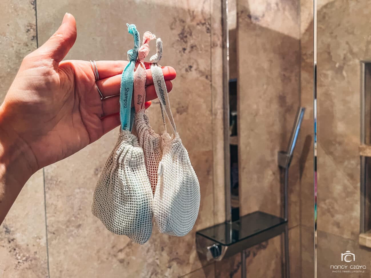 nachhaltige Körperhygiene: feste Dusch-Bars in Seifensäckchen als Aufbewahrung