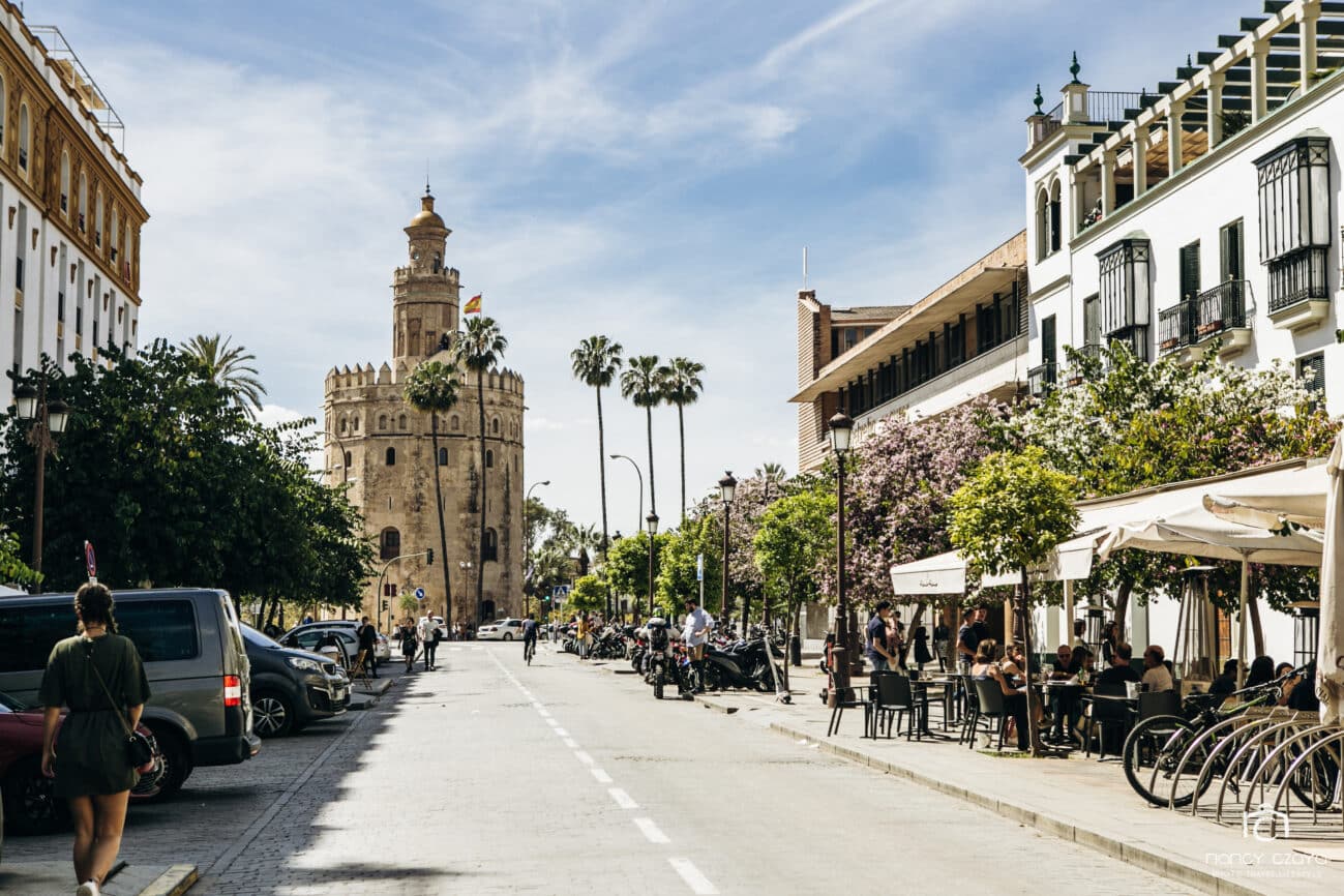 Torre del Oro, Sehenswürdigkeit während eines Ausflug nach Sevilla auf einem Roadtrip durch Andalusien
