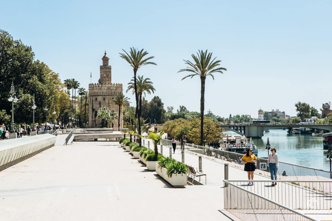 Torre del Oro, Sehenswürdigkeit während eines Ausflug nach Sevilla auf einem Roadtrip durch Andalusien