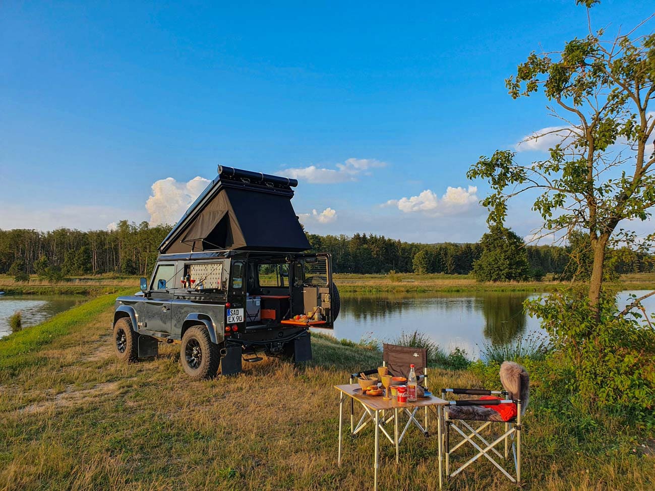 Kurzer Land Rover Defender als Camper mit Klappdach