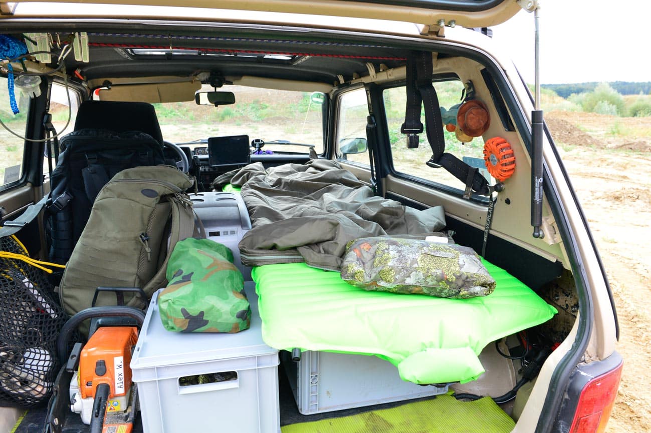 Lada Niva als Minicamper – Aufblasbare Schlafunterlage