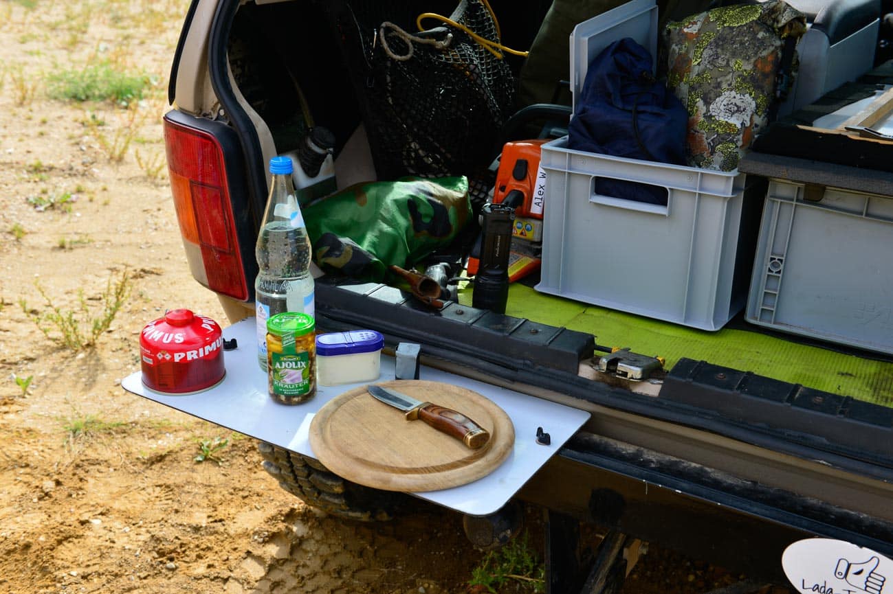 Lada Niva als Minicamper  – Einsteckbarer Tisch