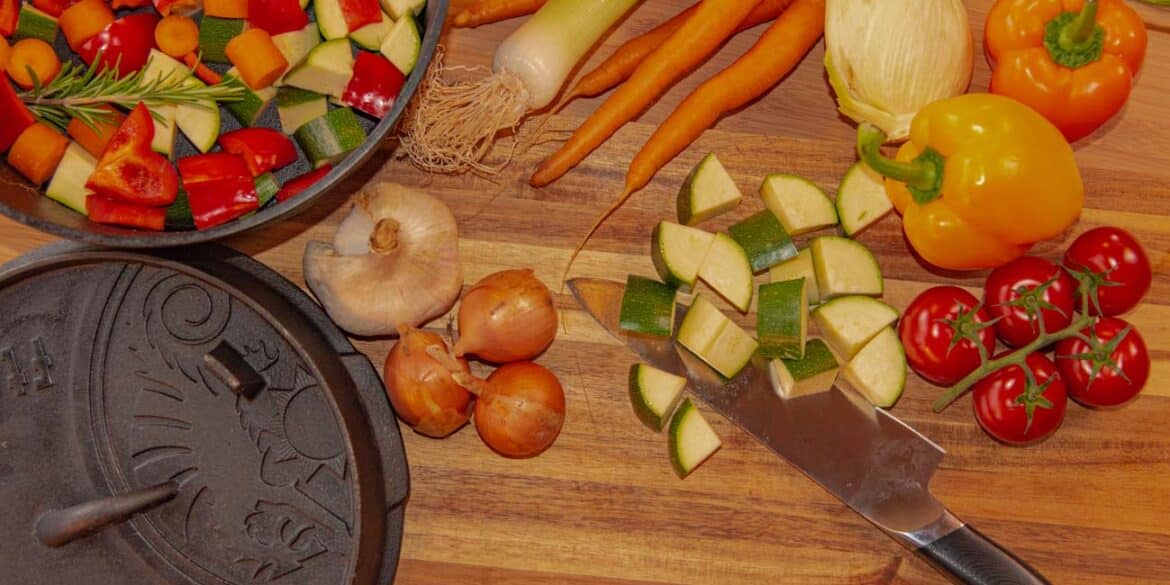Veganes Camping- und Lagerfeuer-Rezept Gemüse im Dutch Oven