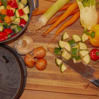 Veganes Camping- und Lagerfeuer-Rezept Gemüse im Dutch Oven
