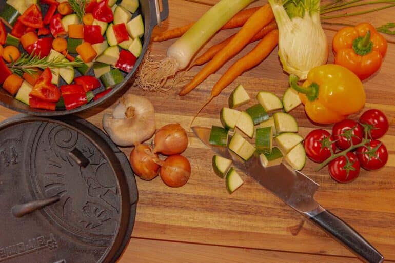 Veganes Camping- und Lagerfeuer-Rezept Gemüse im Dutch Oven