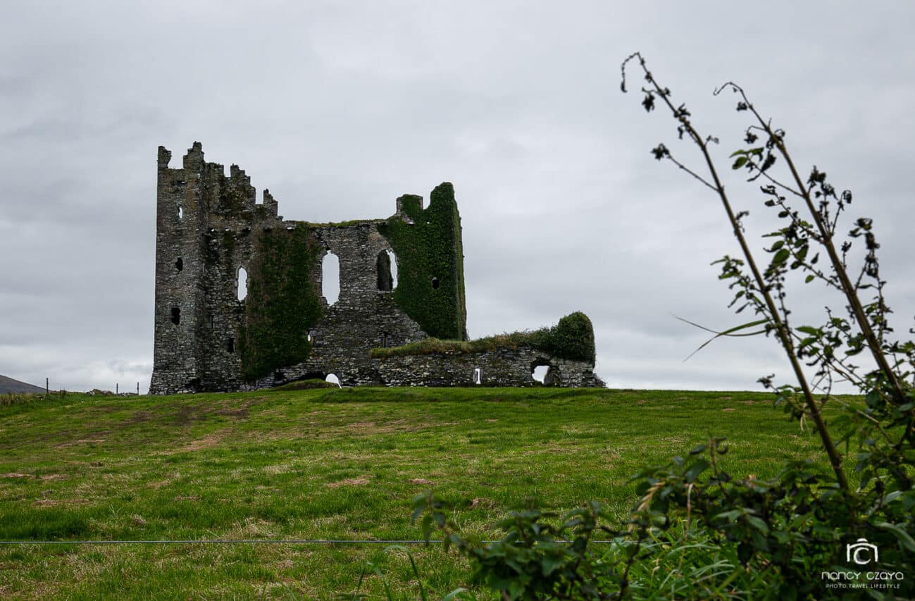 eine Woche Roadtrip durch Irland: man sieht viele Burgruinen