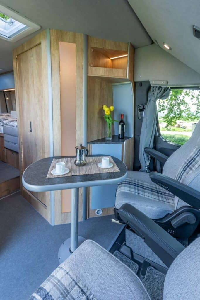 Neuer La Strada Regent E – ein Campervan für zwei Personen - Bick in den vorderen Bereich