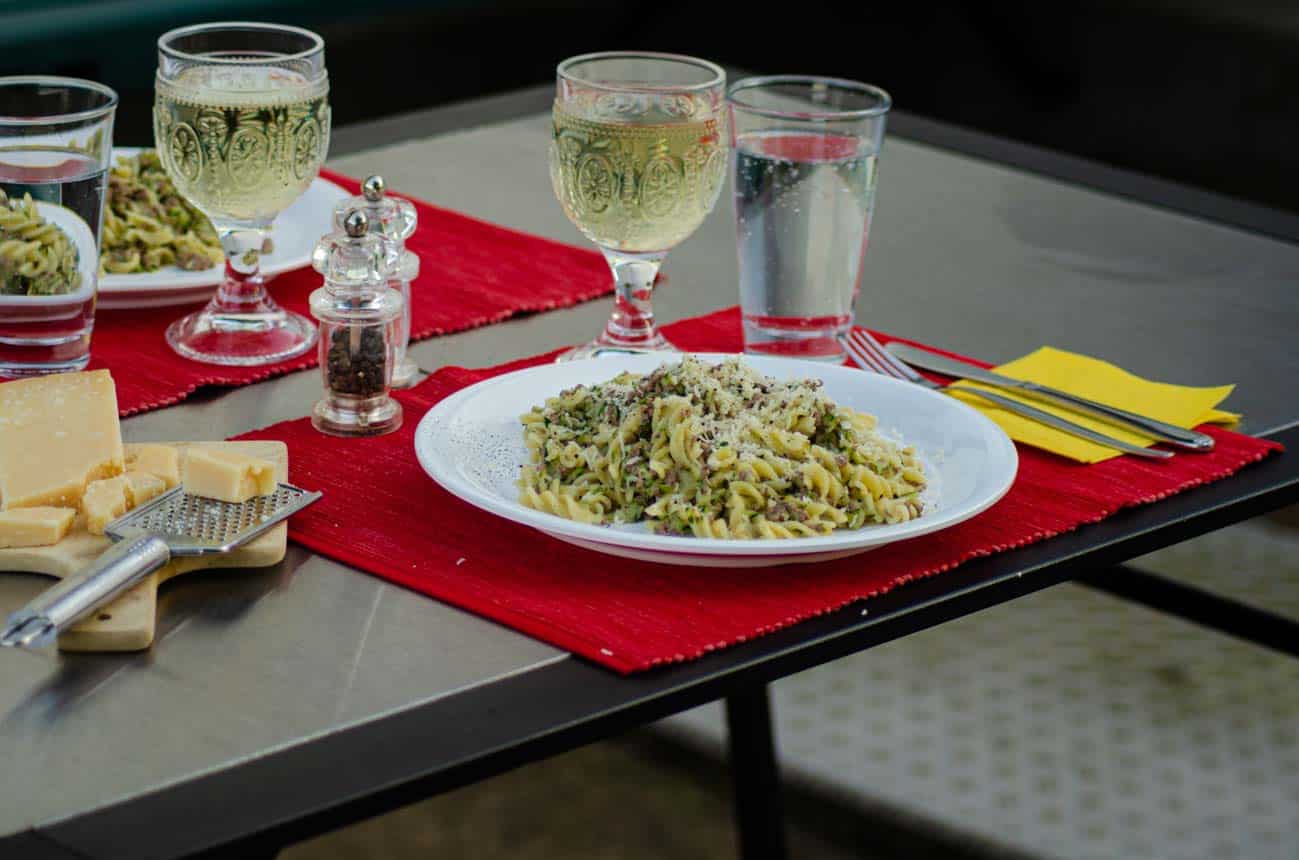 Sommerliches Camper-Rezept – Zucchini-Hackfleisch-Pfanne – mit Parmesankäse
