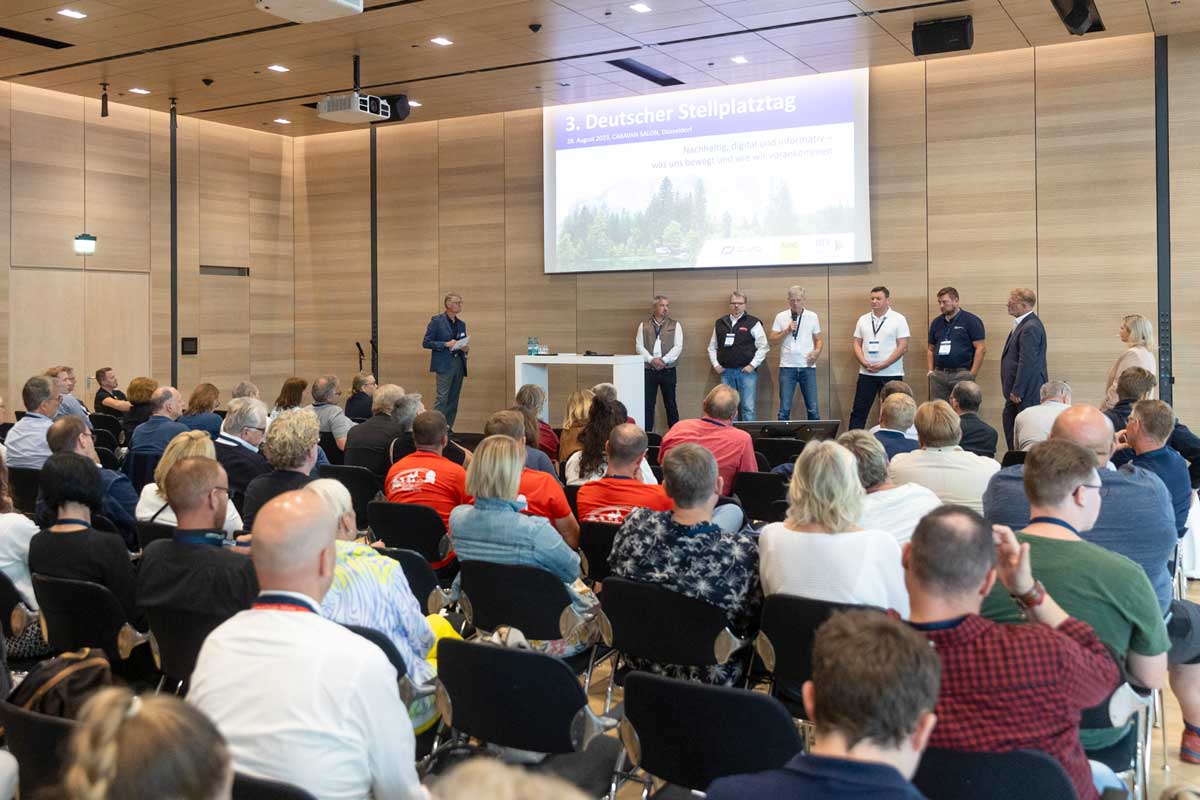 KOnferenzraum mit Podiumsdiskussion