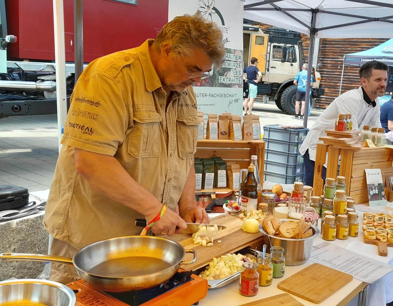 Live-Kochen beim Weltenbummlertreffen – Zwiebel-Chutney - vanlifemag.de