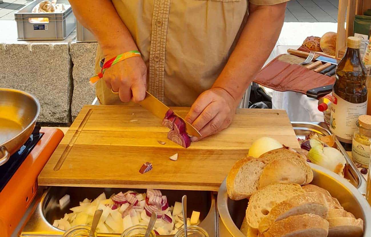 Live-Kochen beim Weltenbummlertreffen – Zwiebeln schneiden