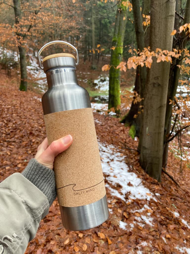 Trinkflasche unterwegs, hält Getränke für 12h warm.