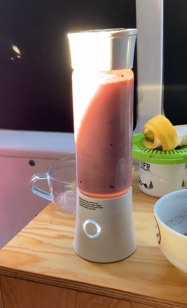 USB-Smoothie-Maker von Fityou in Benutzung im Van