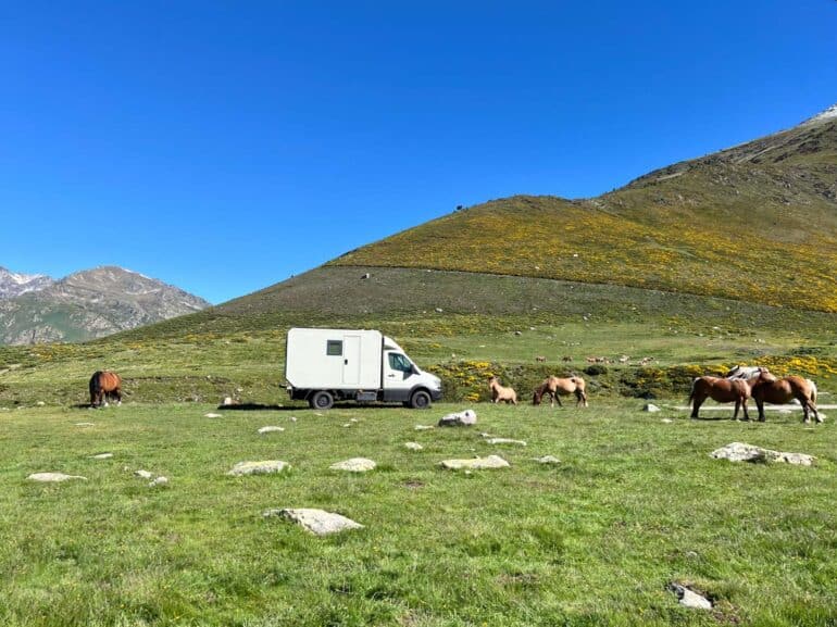 Leben und Arbeiten im Mercedes-Sprinter-Campervan