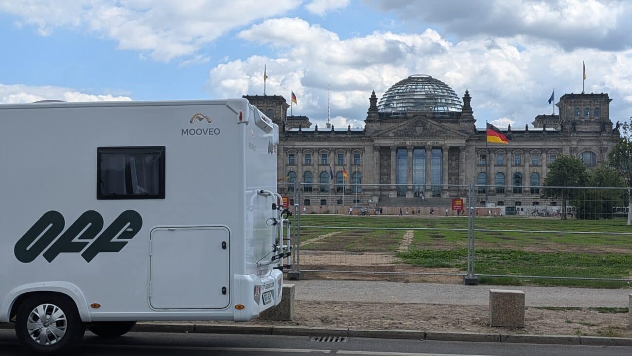 Campervan vor dem Reichstag