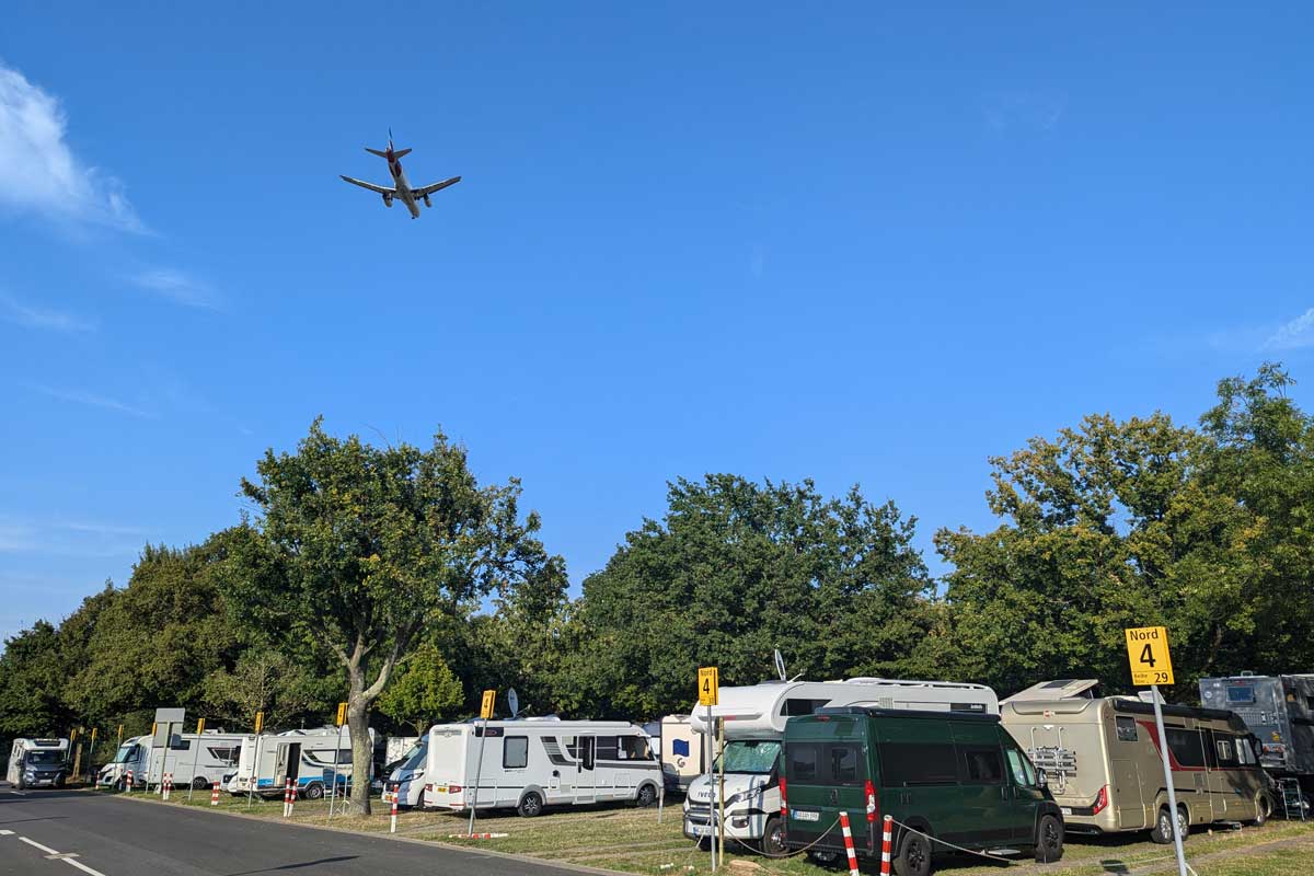 Flugzeug über dem Caravan Center Düsseldorf