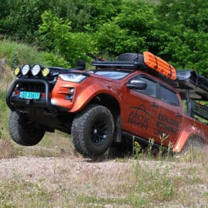 Mega-Isuzu-Pickup als Camper mit Dachzelt