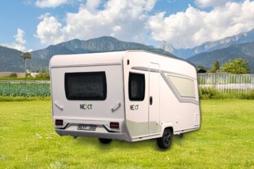 Fendt Next 380 Caravan auf Wiese