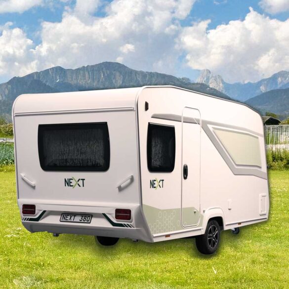 Fendt Next 380 Caravan auf Wiese