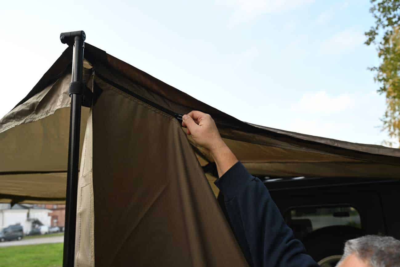 Seitenteile in die Batwing-Markise einhängen