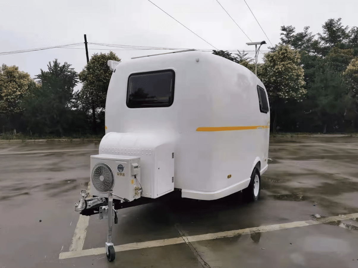 Blick auf den Wohnwagen von vorn