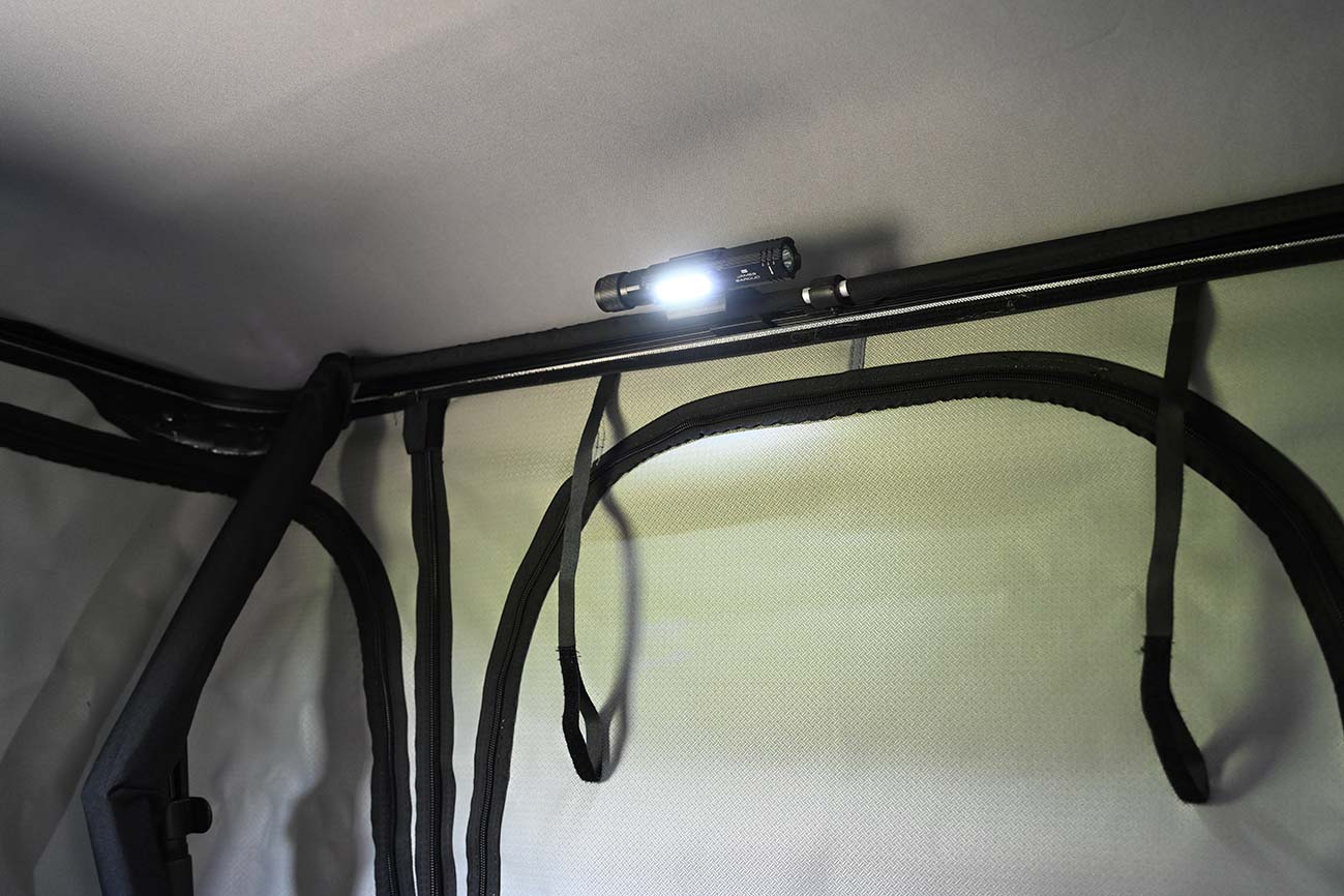 LED-Leuchte im Dachzelt