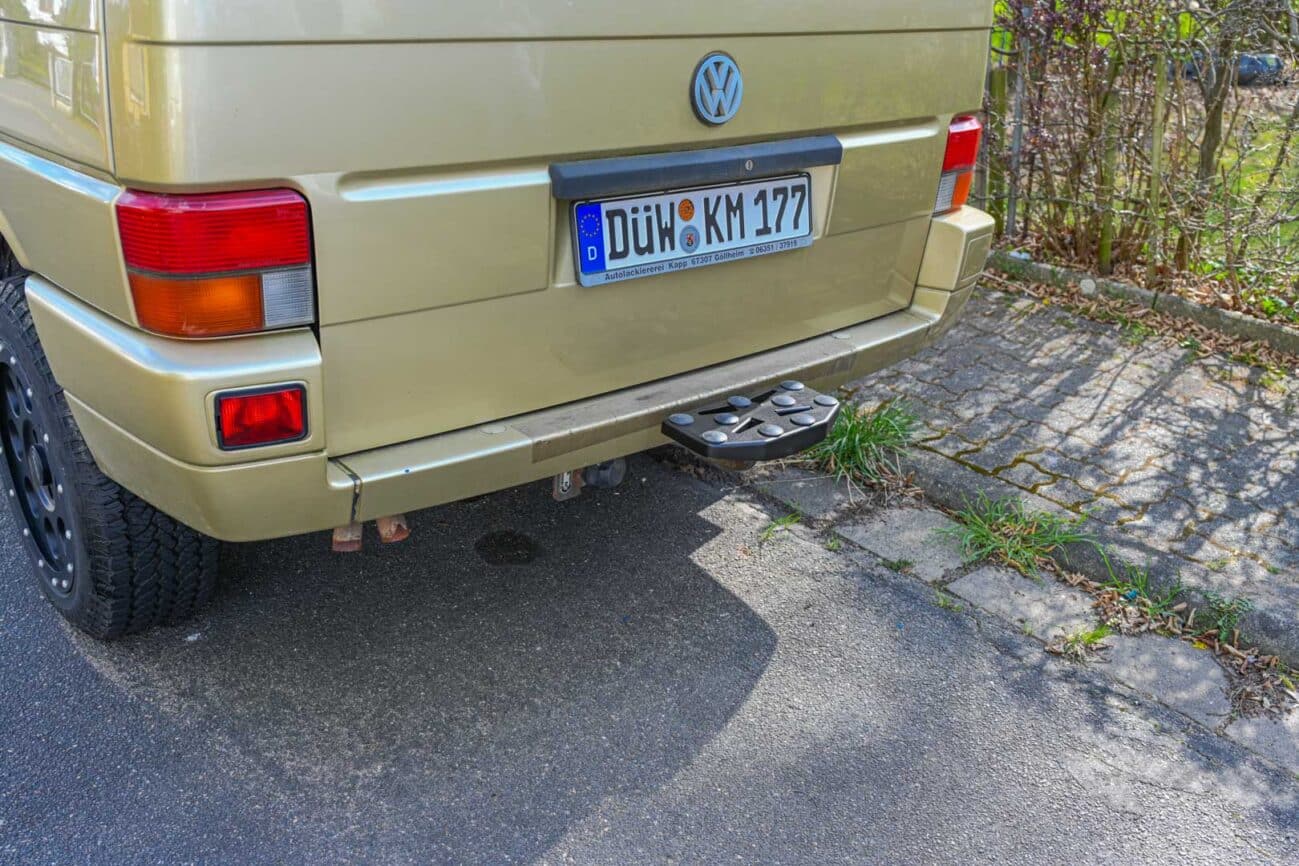 Relleumdesign-Trittstufe für die Anhängerkupplung am VW-Bus
