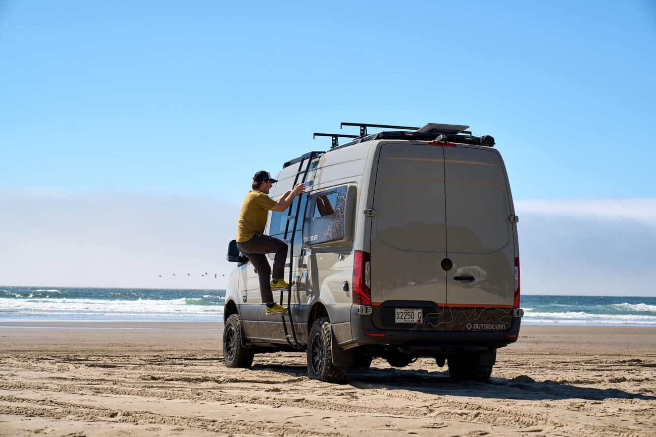 Leiter an der Seite des Campervans
