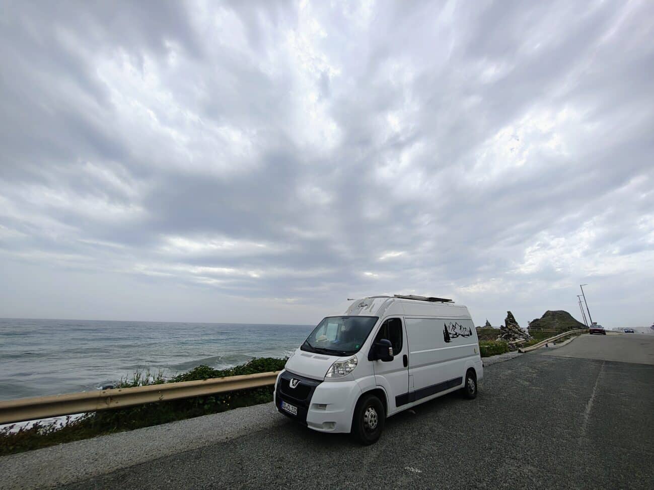 Campervan auf einem Stellplatz in Spanien