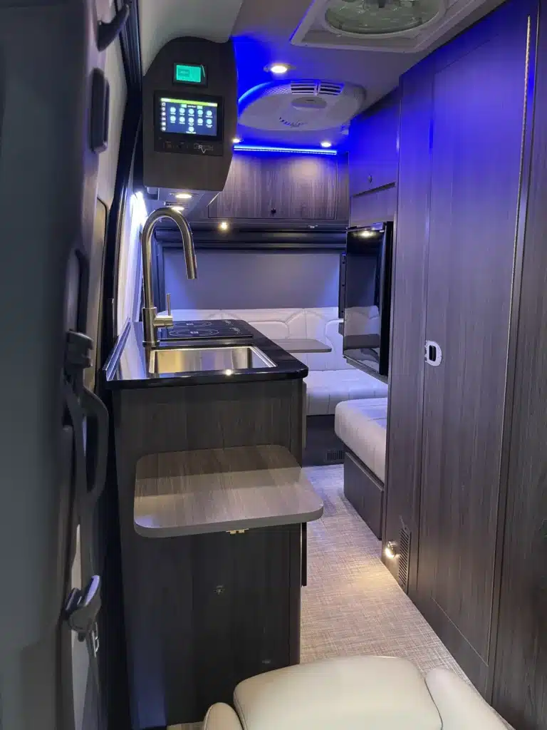 Innenraum des Mercedes-Sprinter Campervans