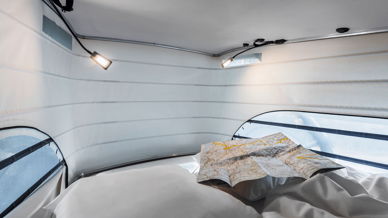 Aufstelldach mit Bett am Mercedes