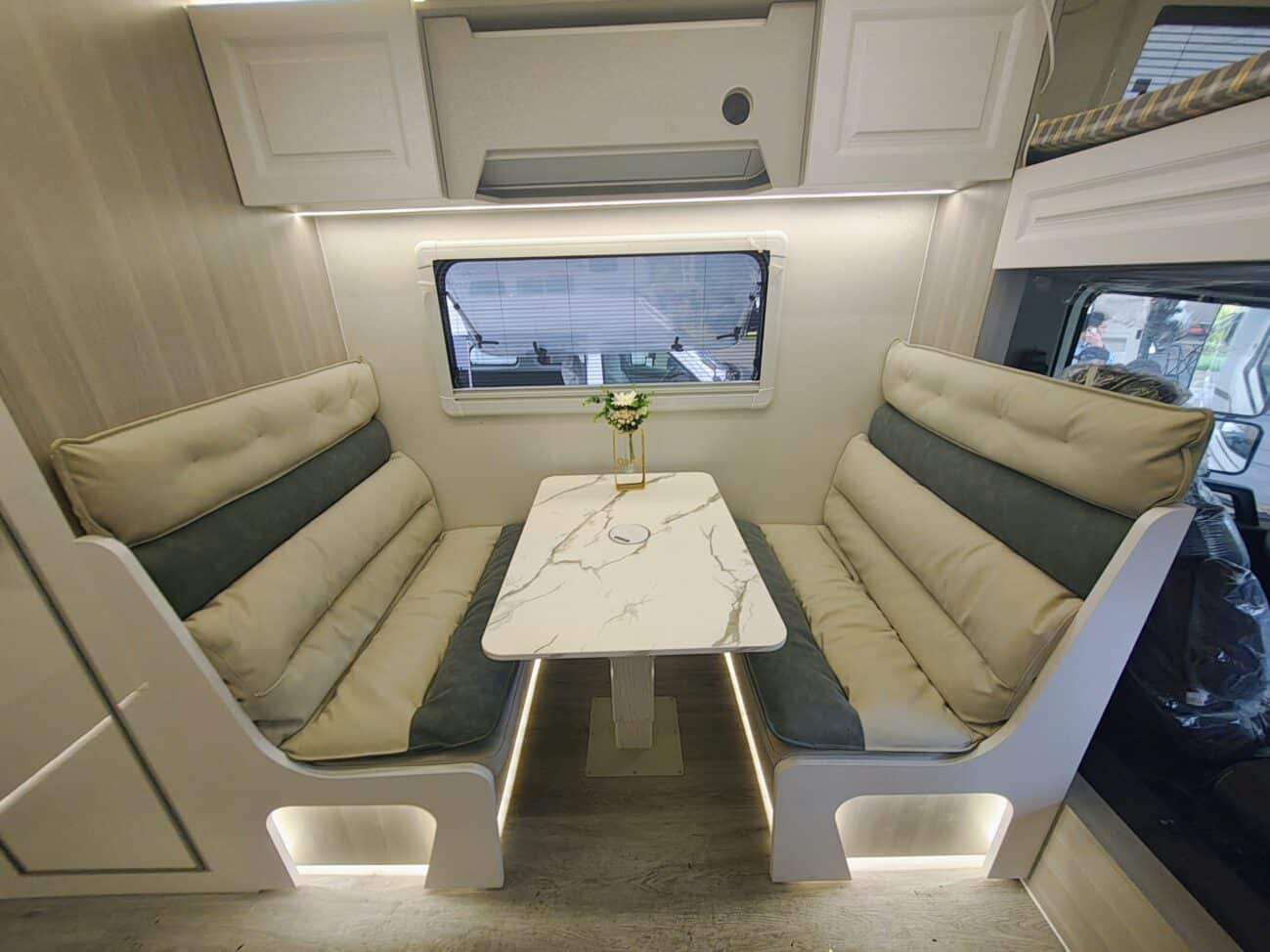 Großer Sitzbereich im Wohnmobil aus China