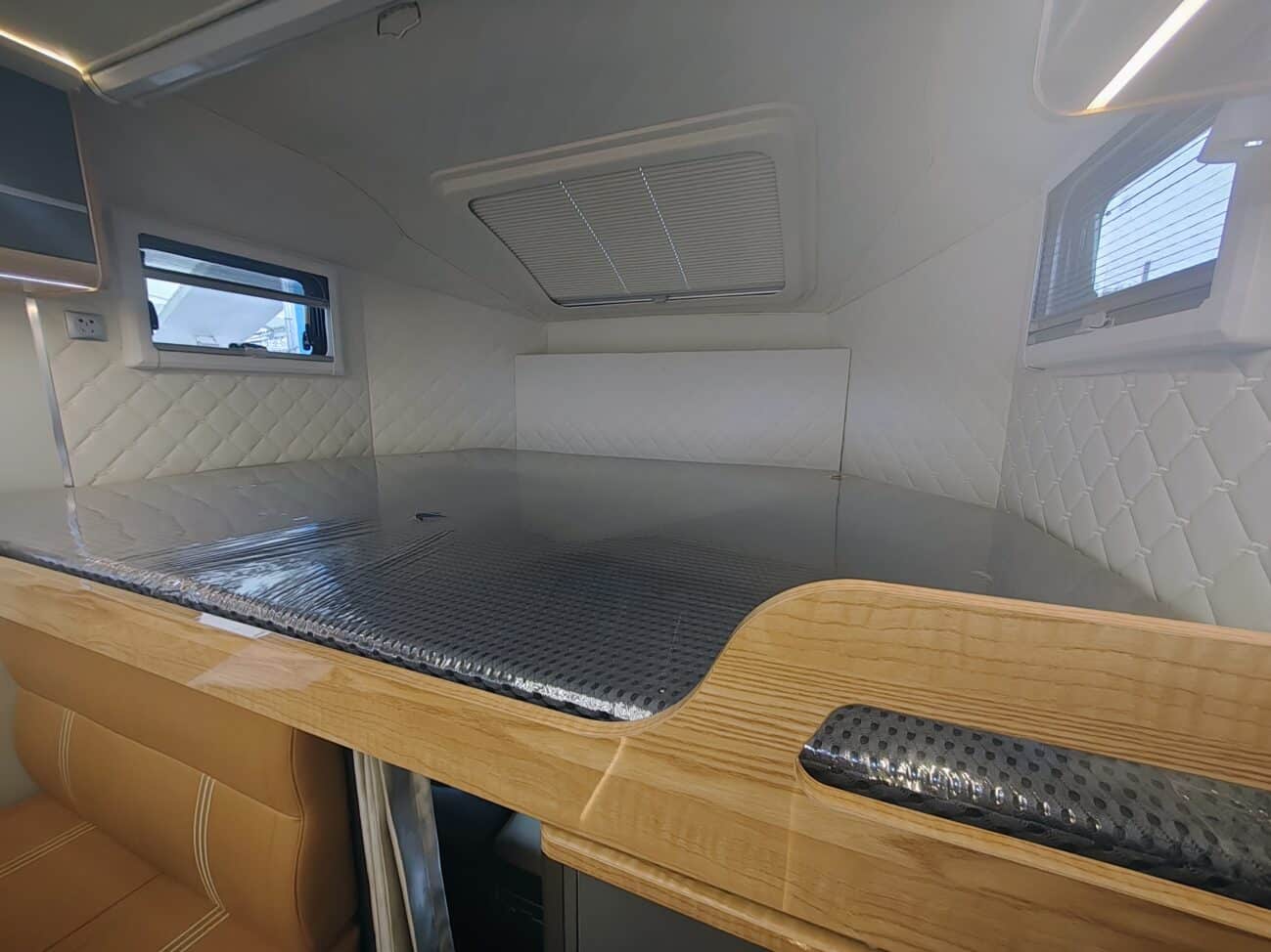 Alkovenbett im Pickup-Camper