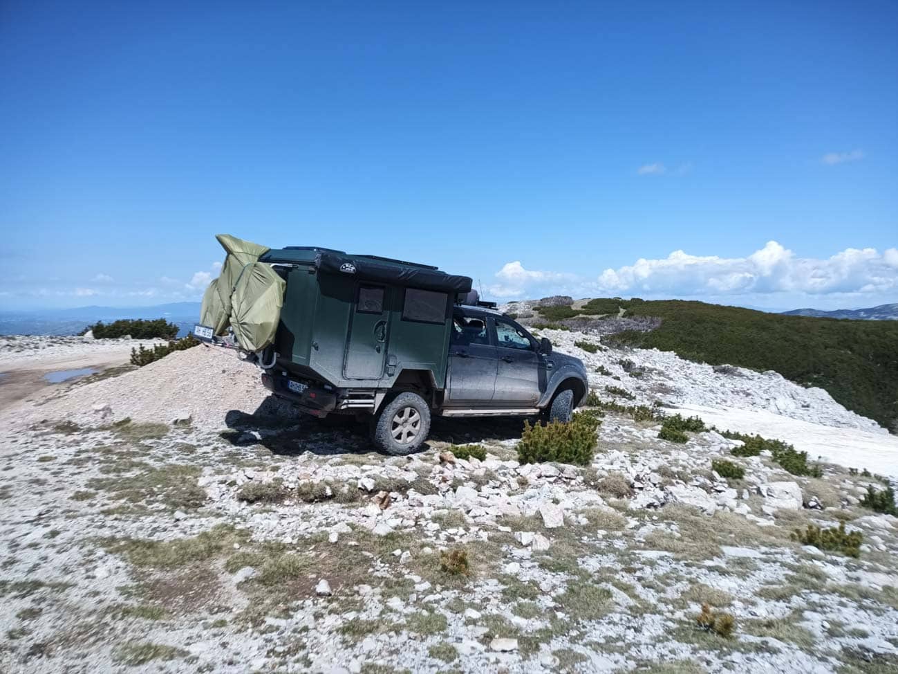 Ford Ranger Pickup-Camper auf dem Berg