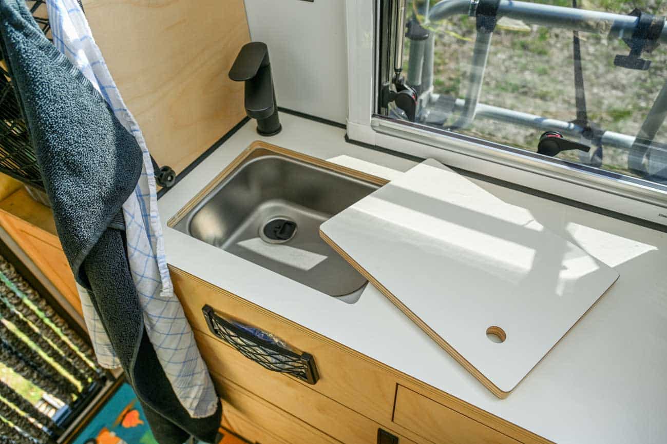 Spüle in der Pickup-Wohnkabine