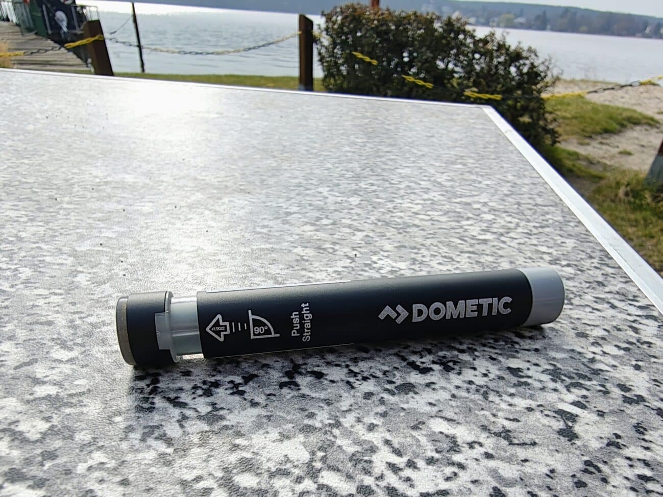 Dometic GasChecker LPGC10 auf einem Tisch